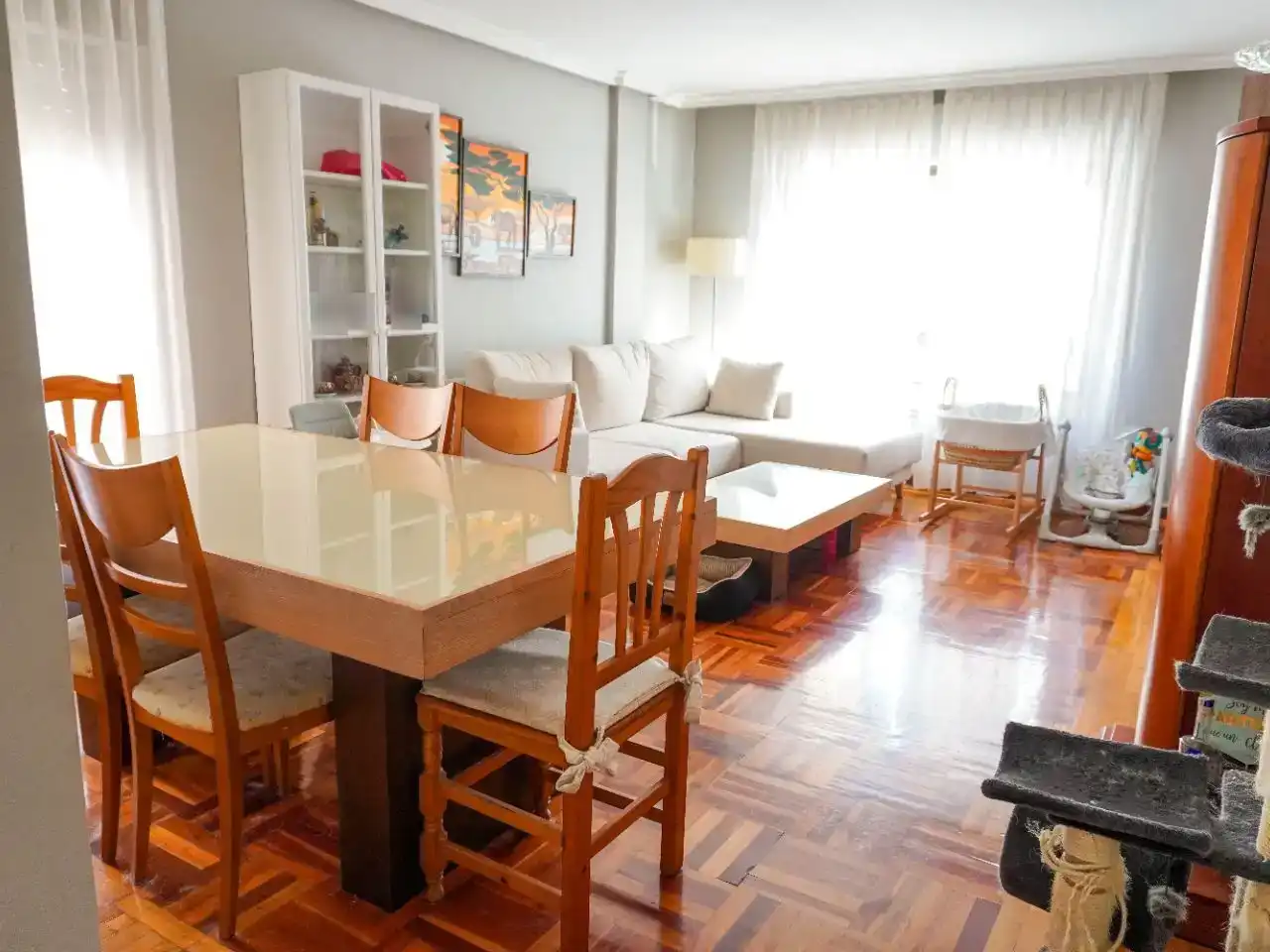 Sala d'estar de Pis en venda en León Capital  amb Parquet i Moblat