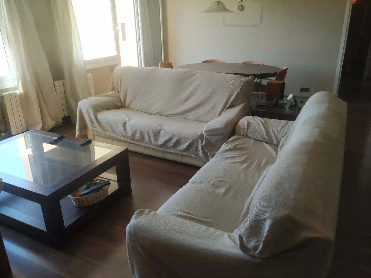 Wohnzimmer von Dachboden zur Miete in Barcelona mit Heizung, Ofen und Balkon