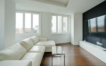 Living room of Flat for sale in  Madrid Capital  with Air Conditioner, Terrace and Swimming Pool