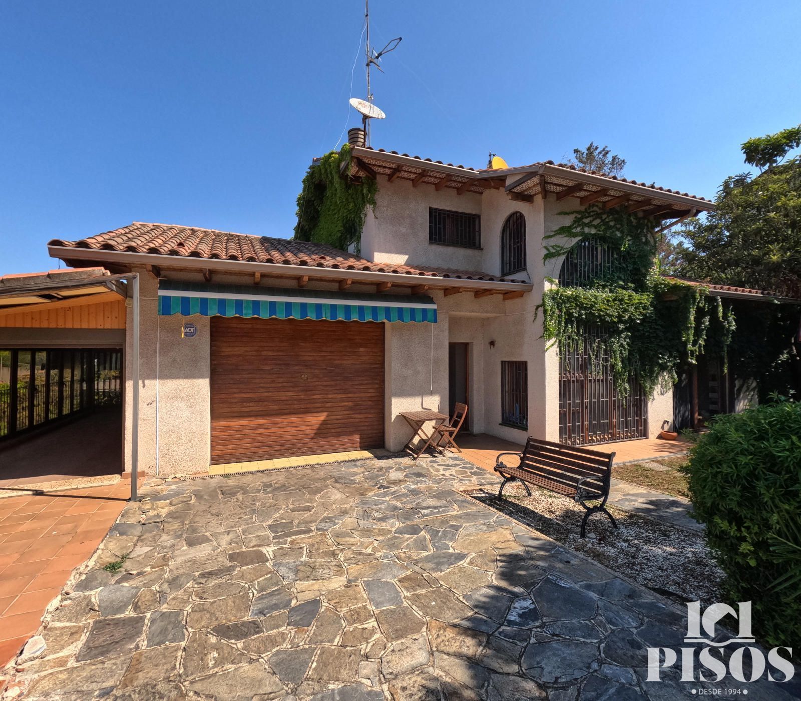 Vista exterior de Casa o xalet en venda en Población de Arroyo amb Aire condicionat, Calefacció i Jardí privat