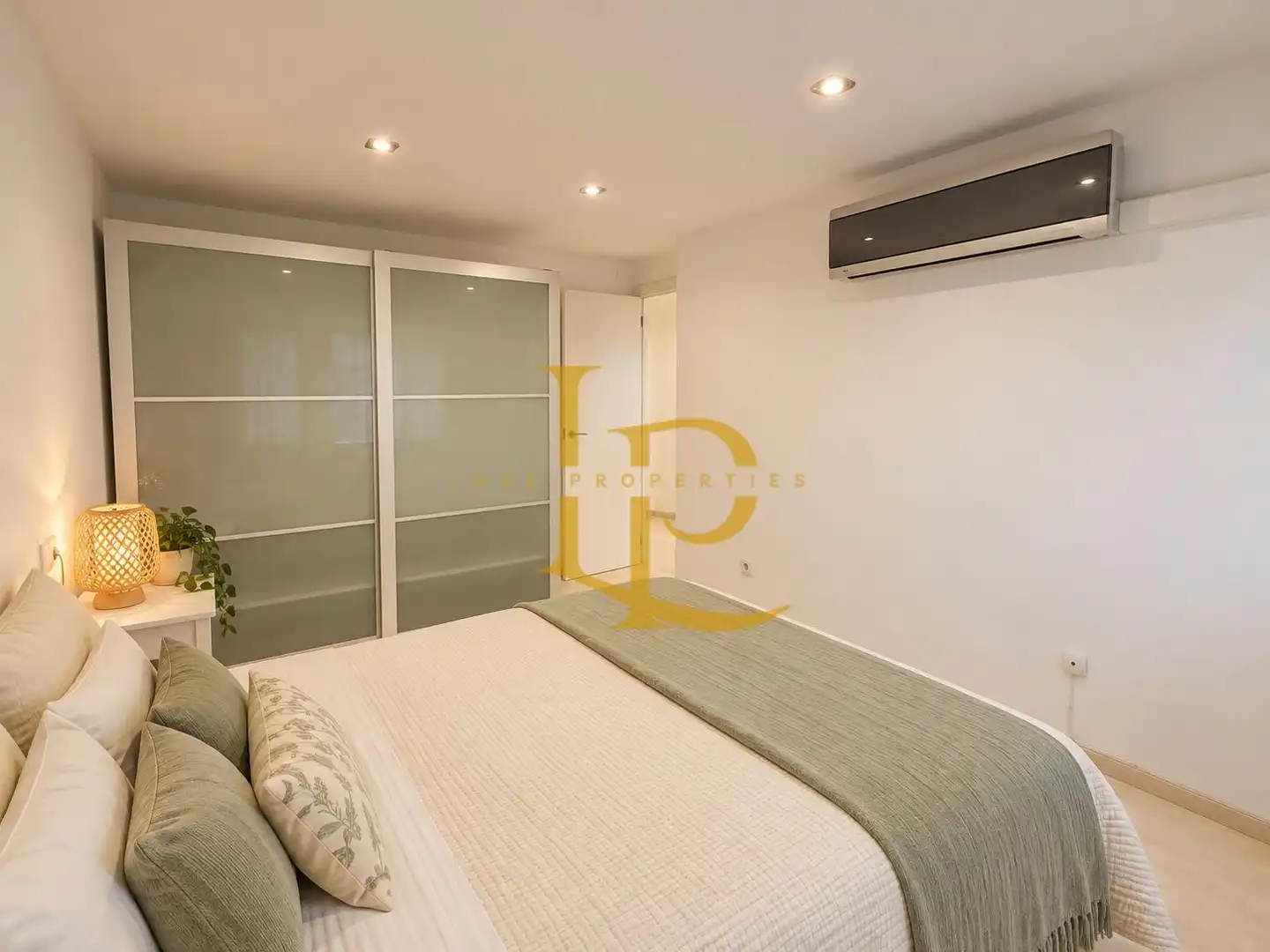 Bedroom of Flat for sale in Cerdanyola del Vallès  with Air Conditioner, Heating and Oven