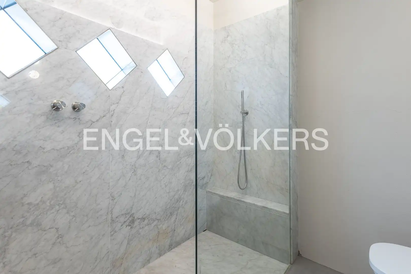 Bathroom of Houses for rent in Barcelona  with Air Conditioner, Heating and Private garden
