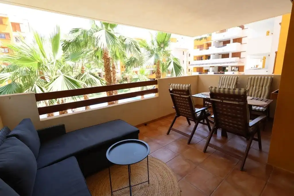Terraza de Apartamento de alquiler en Torrevieja con Aire acondicionado, Calefacción y Jardín privado