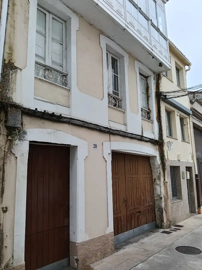 Vista exterior de Casa adosada en venda en Betanzos amb Traster i Balcó