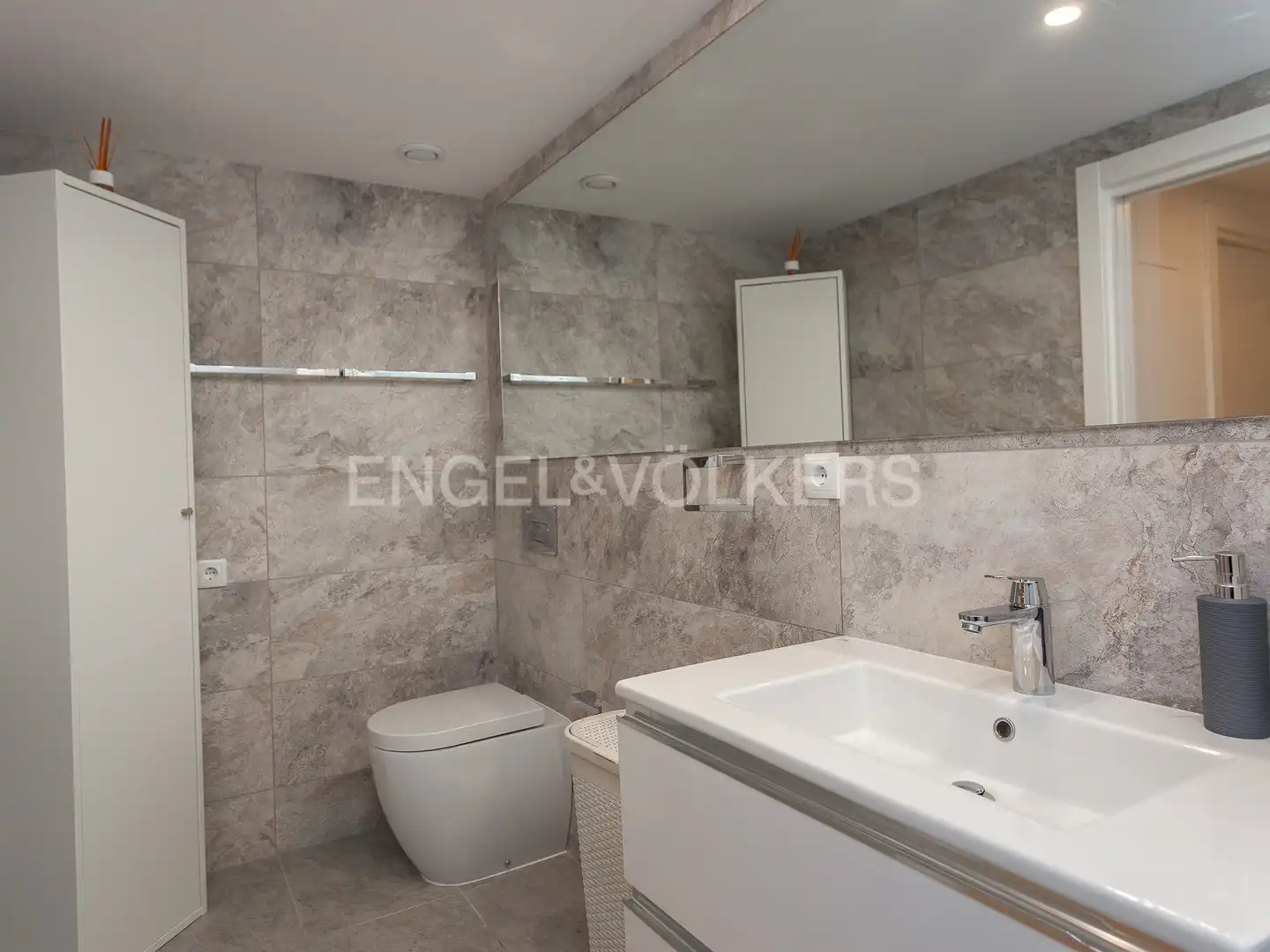 Bathroom of Flat for rent in Esplugues de Llobregat  with Air Conditioner, Heating and Parquet flooring
