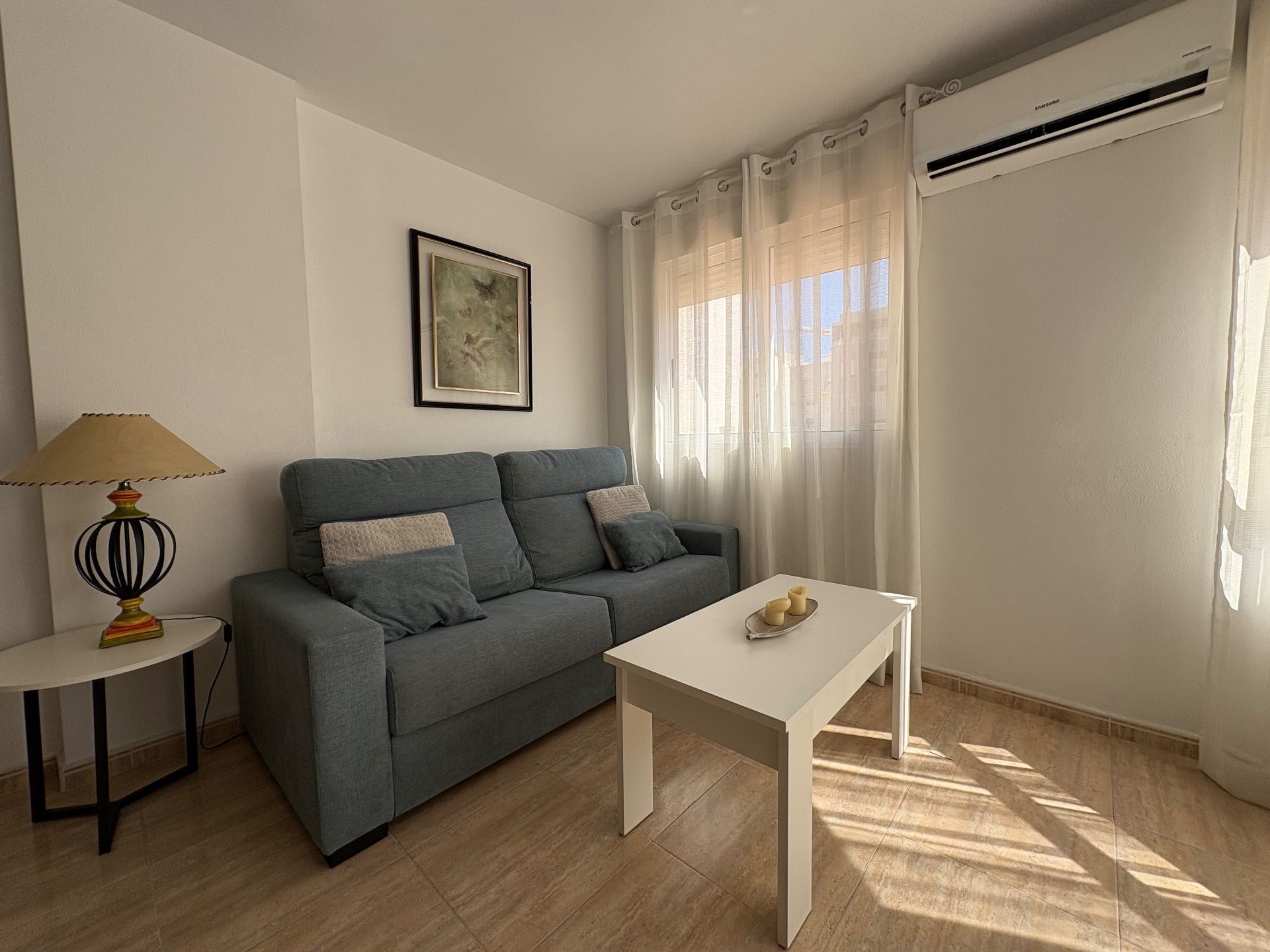 Sala d'estar de Pis de lloguer en Torrevieja amb Aire condicionat, Calefacció i Moblat