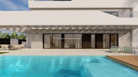 Moderna villa de 4 dormitorios en venta en Ciudad Quesada, una popular zona urbana en la parte sur de la Costa Blanca. La casa est
