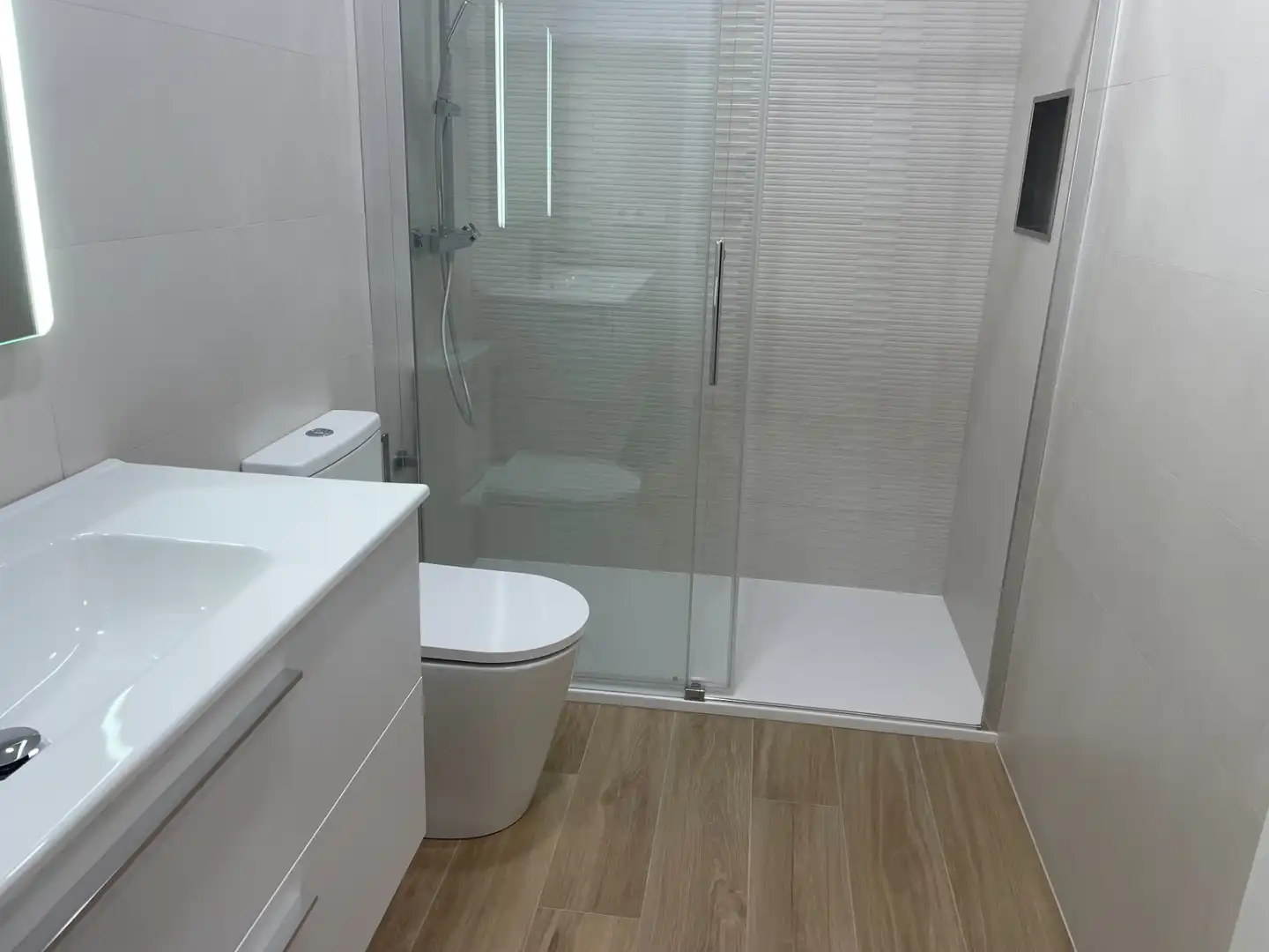 Bathroom of Flat for sale in Vigo   with Heating, Parquet flooring and Oven