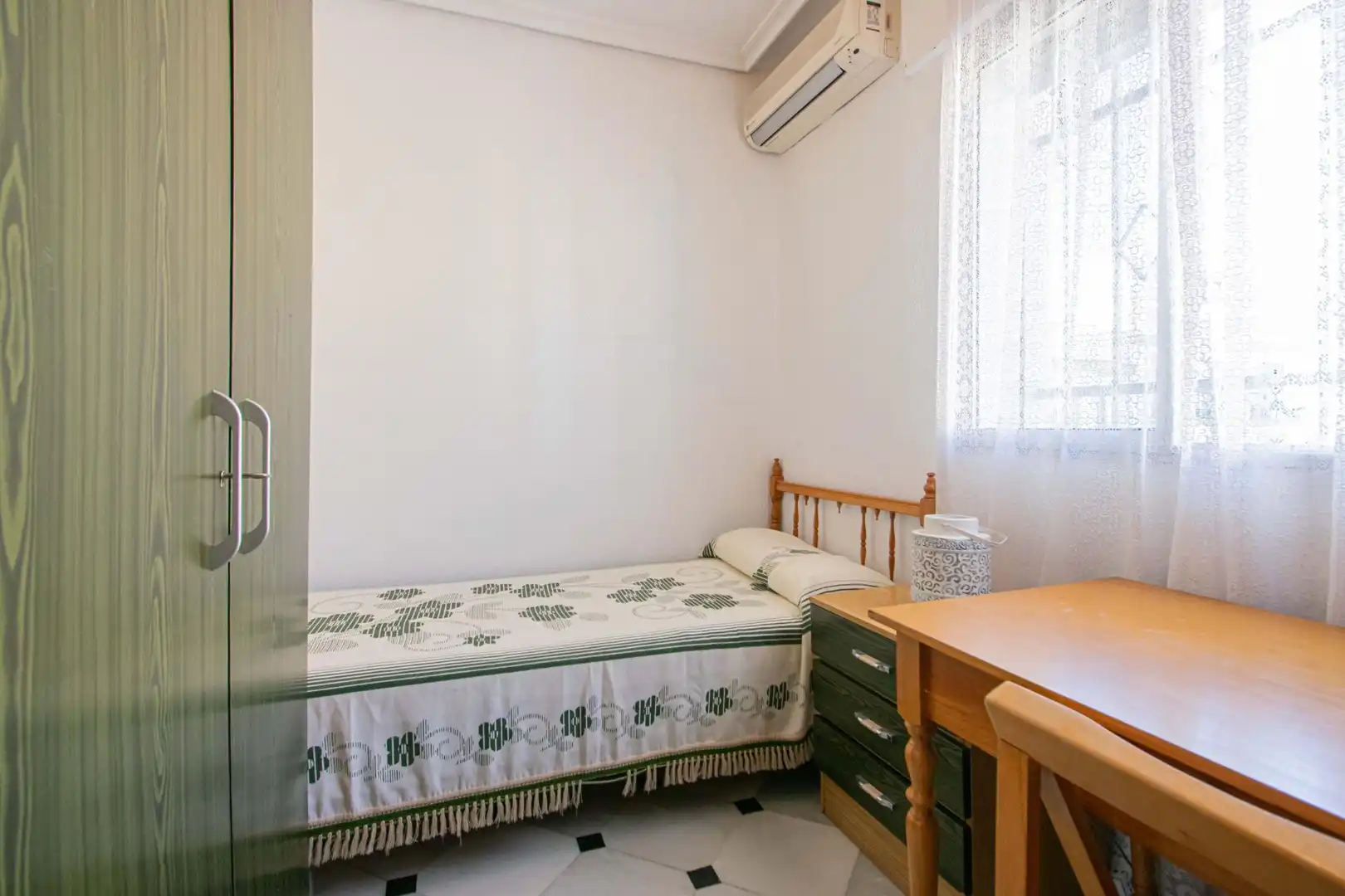 Bedroom of Flat for sale in Sevilla  with Air Conditioner, Heating and Terrace