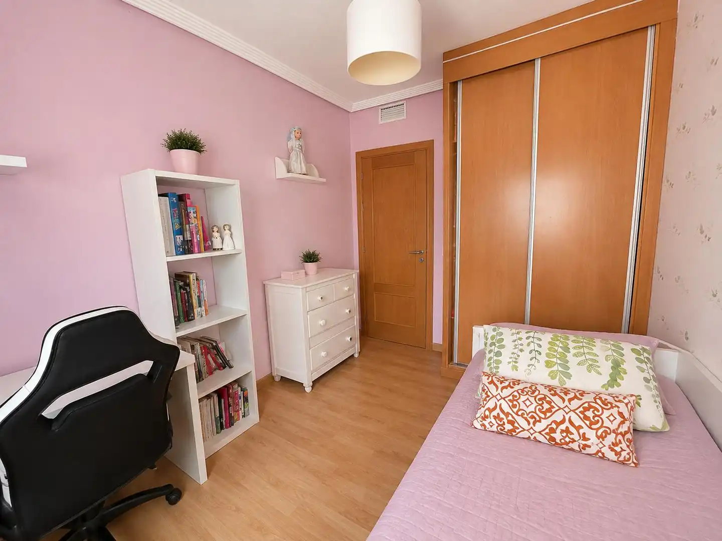 Habitación de Casa adosada en venta en Poblete con Aire acondicionado, Calefacción y Jardín privado