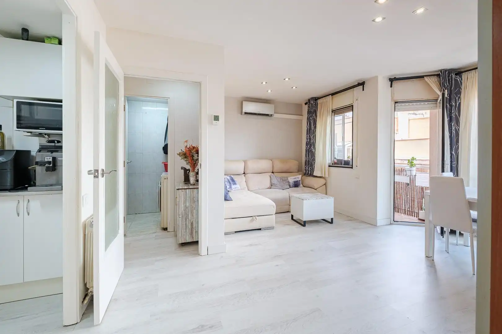 Sala d'estar de Pis en venda en Sant Andreu de la Barca amb Aire condicionat, Calefacció i Parquet