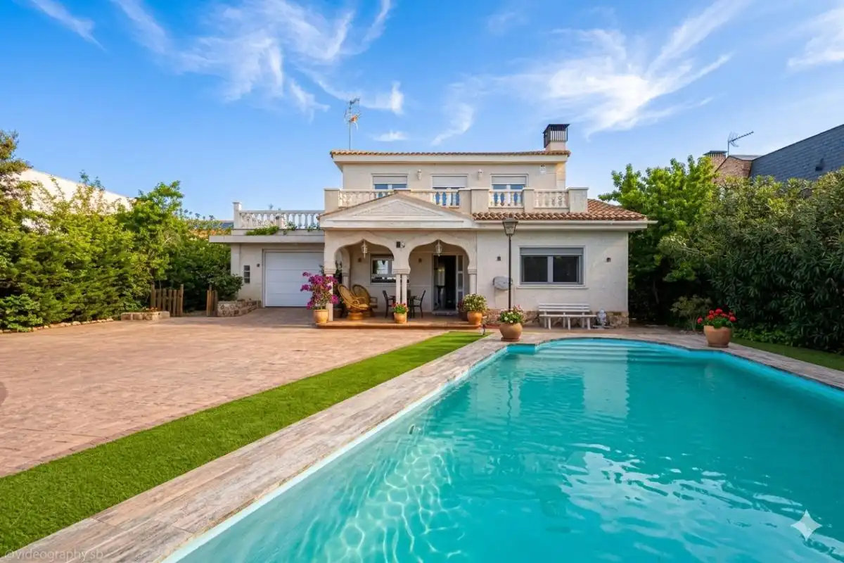 Exterior view of Houses for sale in Paracuellos de Jarama  with Heating, Private garden and Terrace