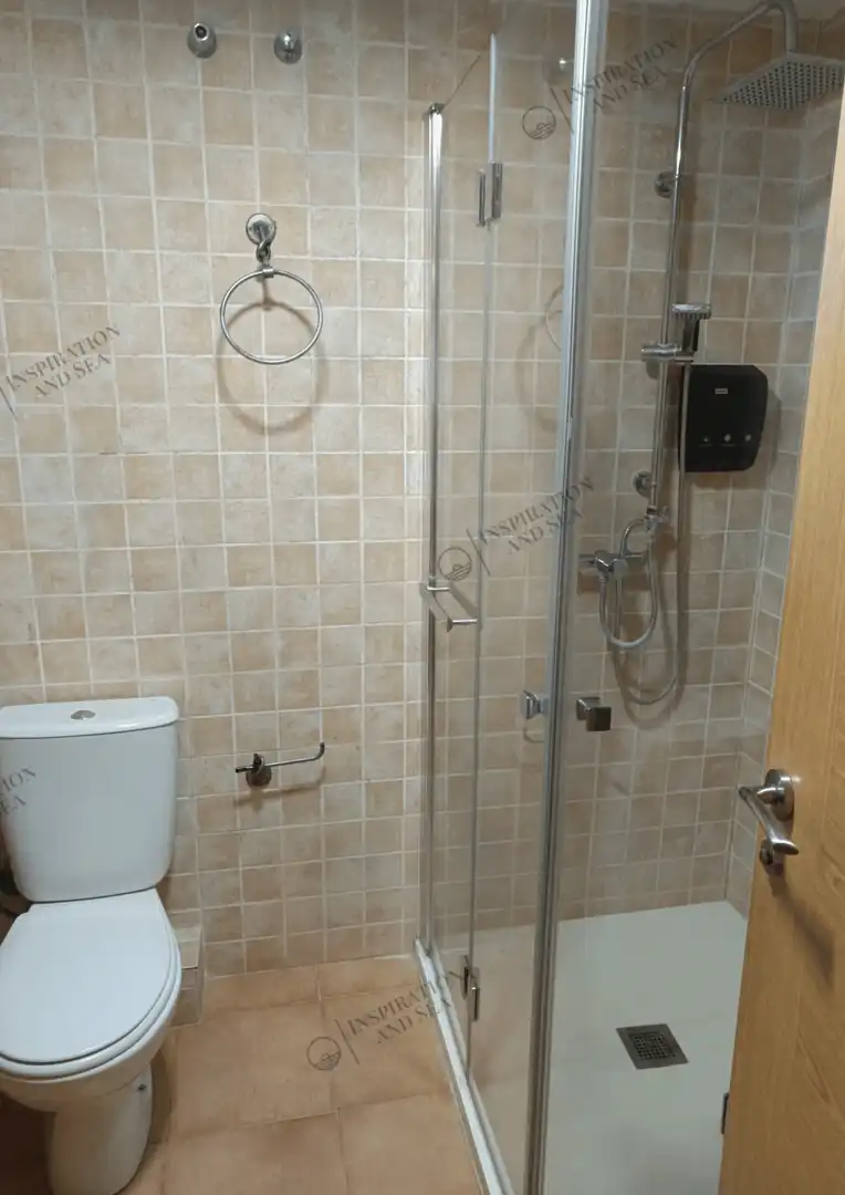 Baño de Piso de alquiler en Santa Eulària des Riu con Aire acondicionado, Terraza y Amueblado