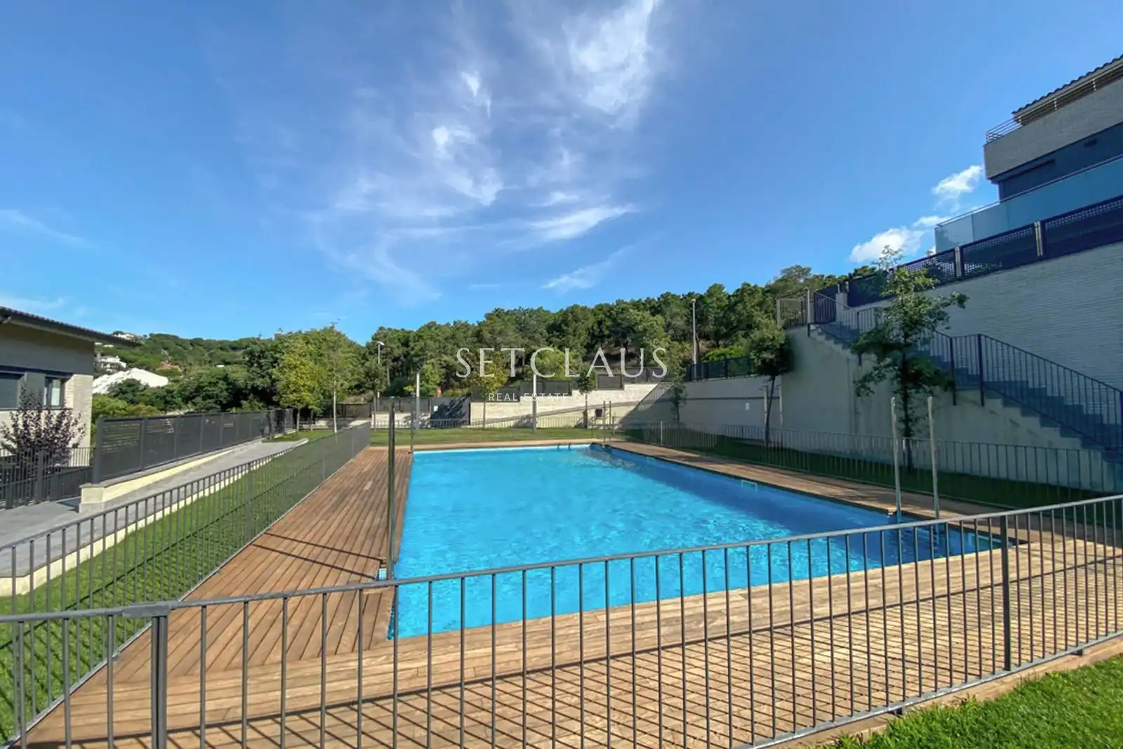 Schwimmbecken von Einfamilien-Reihenhaus zur Miete in Teià mit Klimaanlage, Heizung und Privatgarten