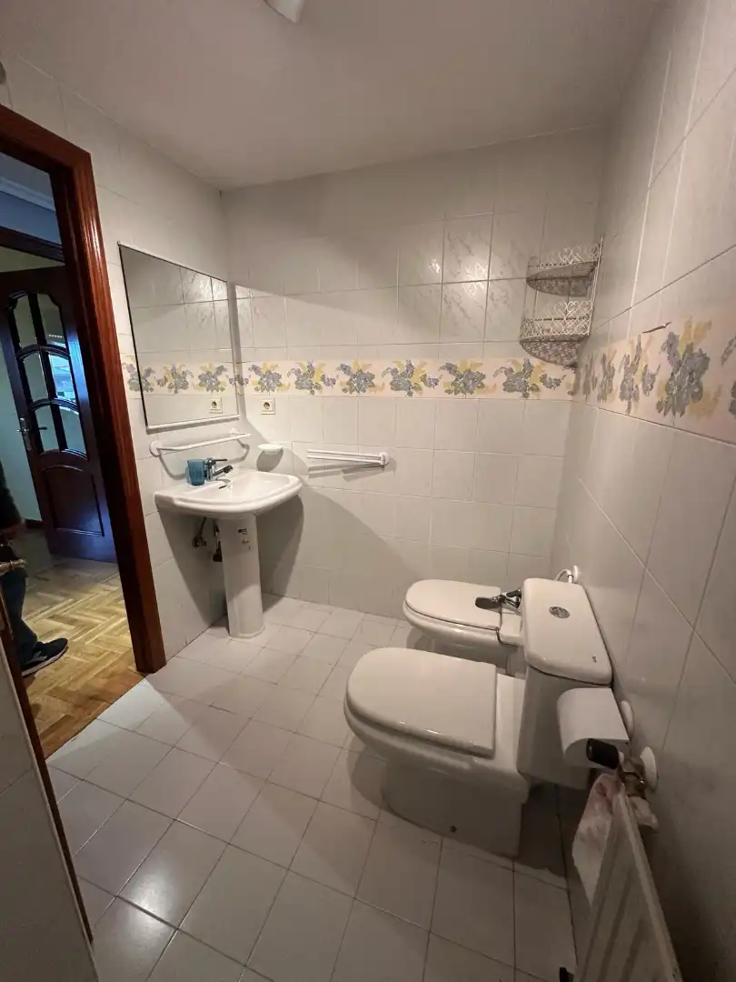 Bathroom of Flat for rent in Avilés  with Heating, Parquet flooring and Storage room