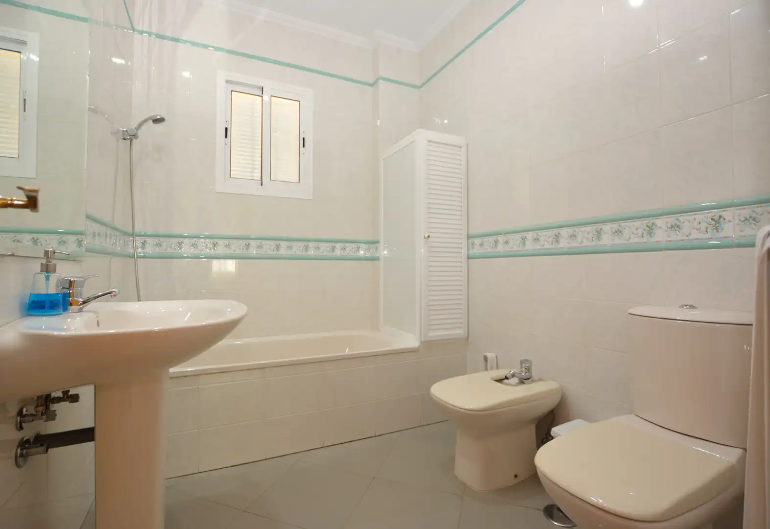 Baño de Casa o chalet en venta en Valencina de la Concepción con Calefacción, Jardín privado y Trastero