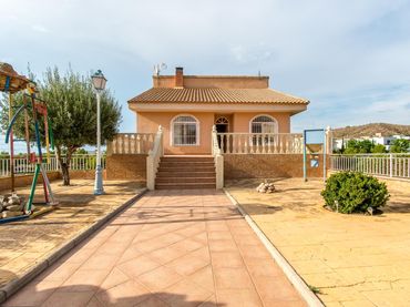 Xalet amb balcó en venda a La Alcayna