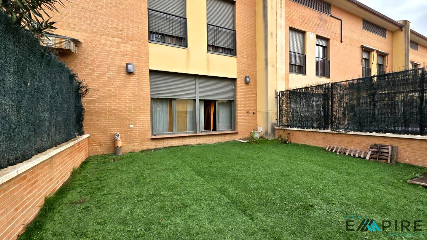 Jardí de Casa adosada en venda en Parla amb Aire condicionat, Calefacció i Jardí privat
