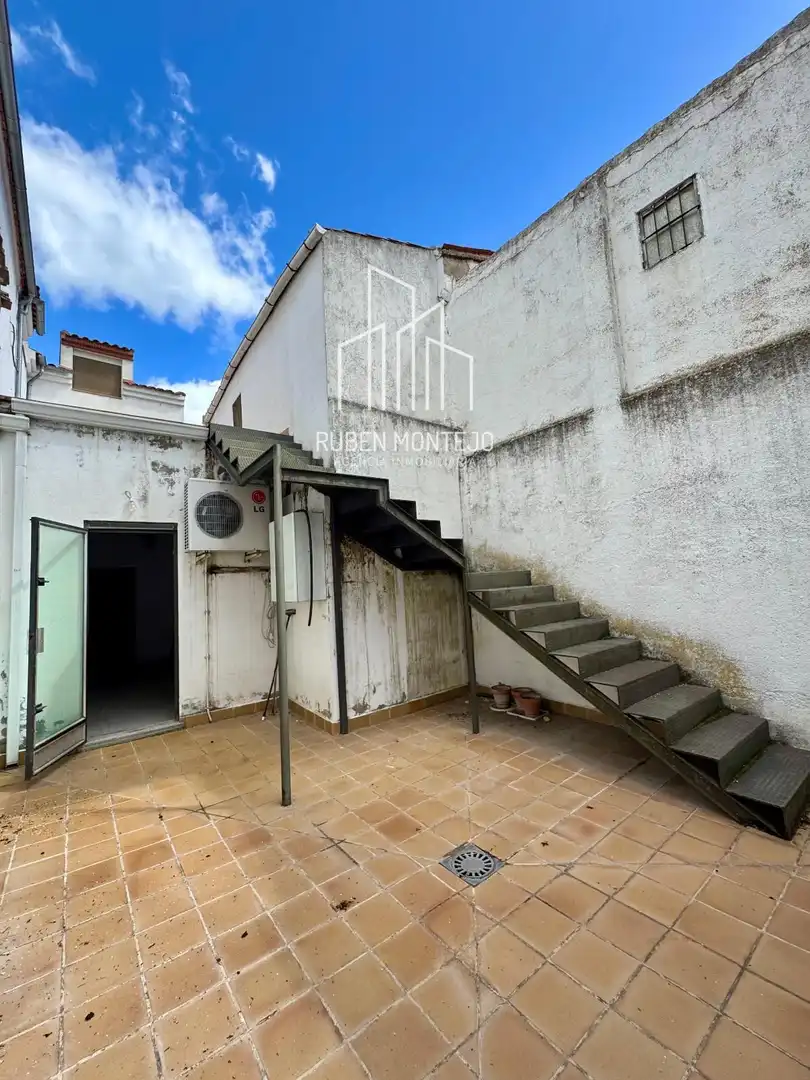 Vista exterior de Local en venda en Peñaranda de Bracamonte amb Terrassa