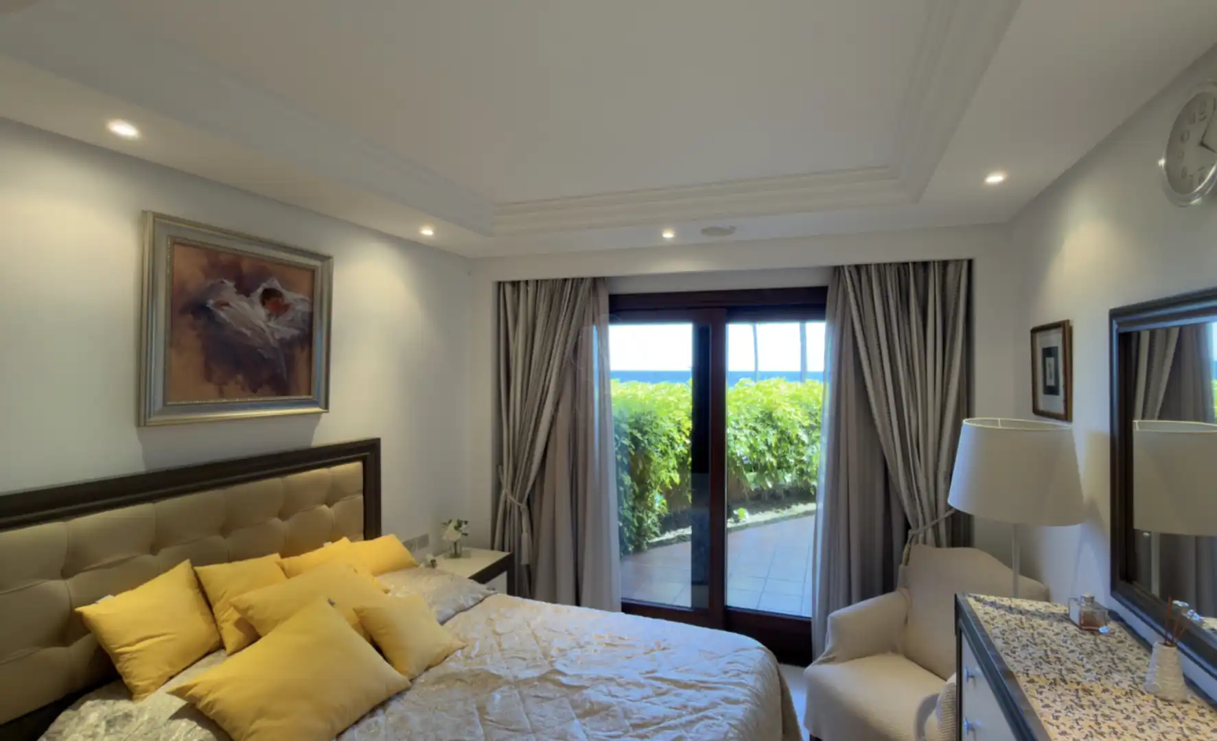Dormitori de Planta baixa en venda en Estepona amb Aire condicionat, Jardí privat i Terrassa