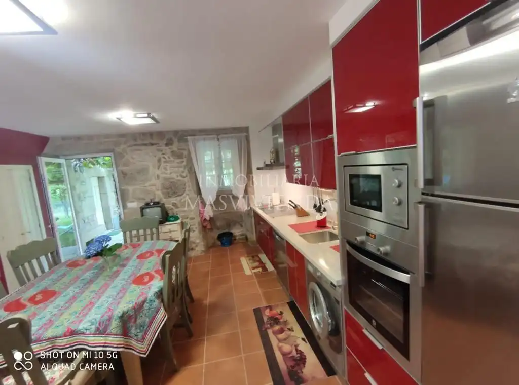 Cuina de Casa o xalet en venda en Moraña amb Calefacció i Jardí privat