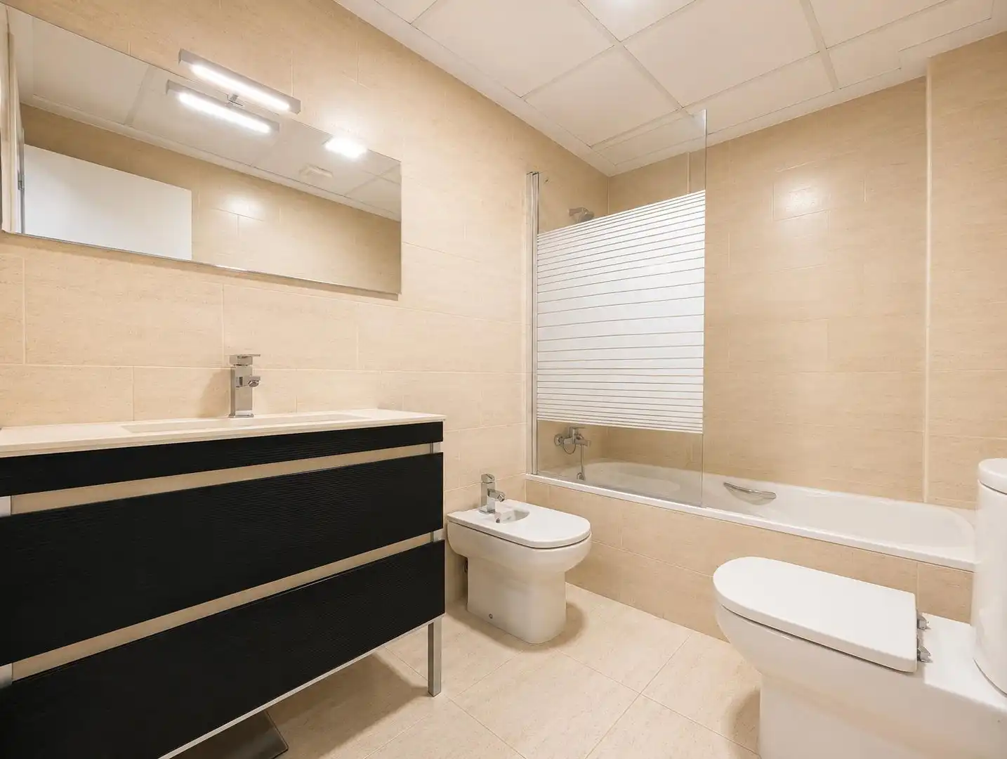 Badezimmer von Wohnung zum Verkauf in Elche / Elx mit Klimaanlage, Terrasse und Balkon