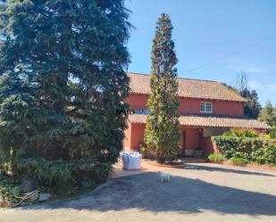 Exterior view of Single-family semi-detached for sale in Sant Andreu de Llavaneres  with Air Conditioner, Heating and Private garden
