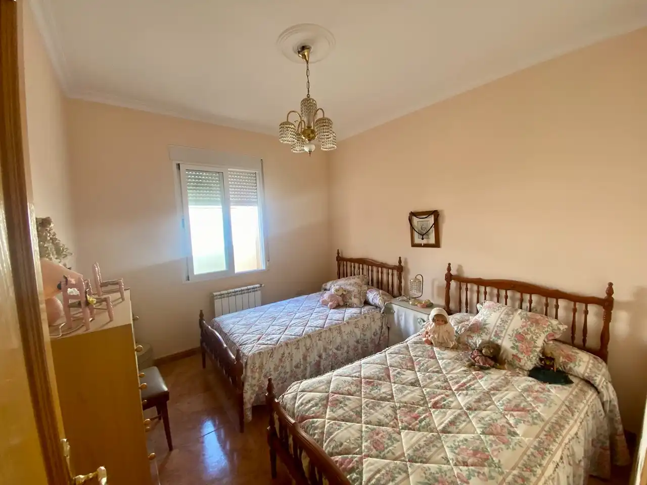 Dormitori de Casa adosada en venda en Calzada de Calatrava amb Aire condicionat, Terrassa i Moblat