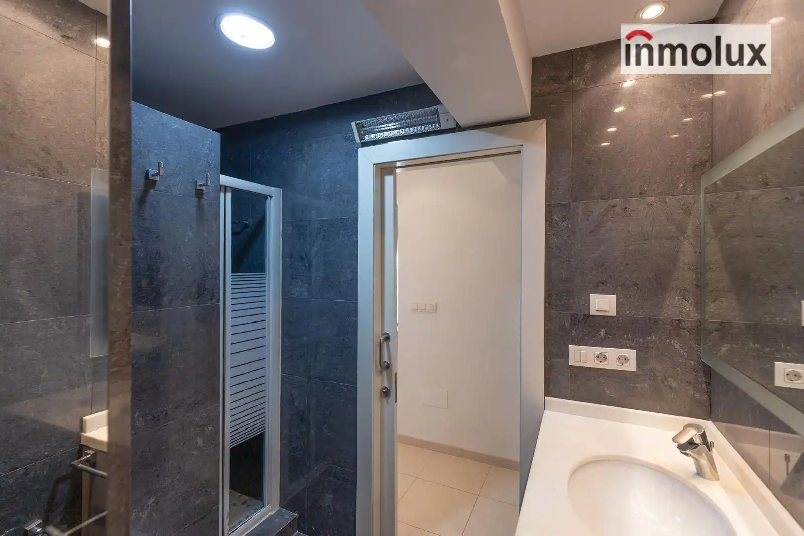 Badezimmer von Wohnung zum Verkauf in Alicante / Alacant mit Klimaanlage, Heizung und Terrasse