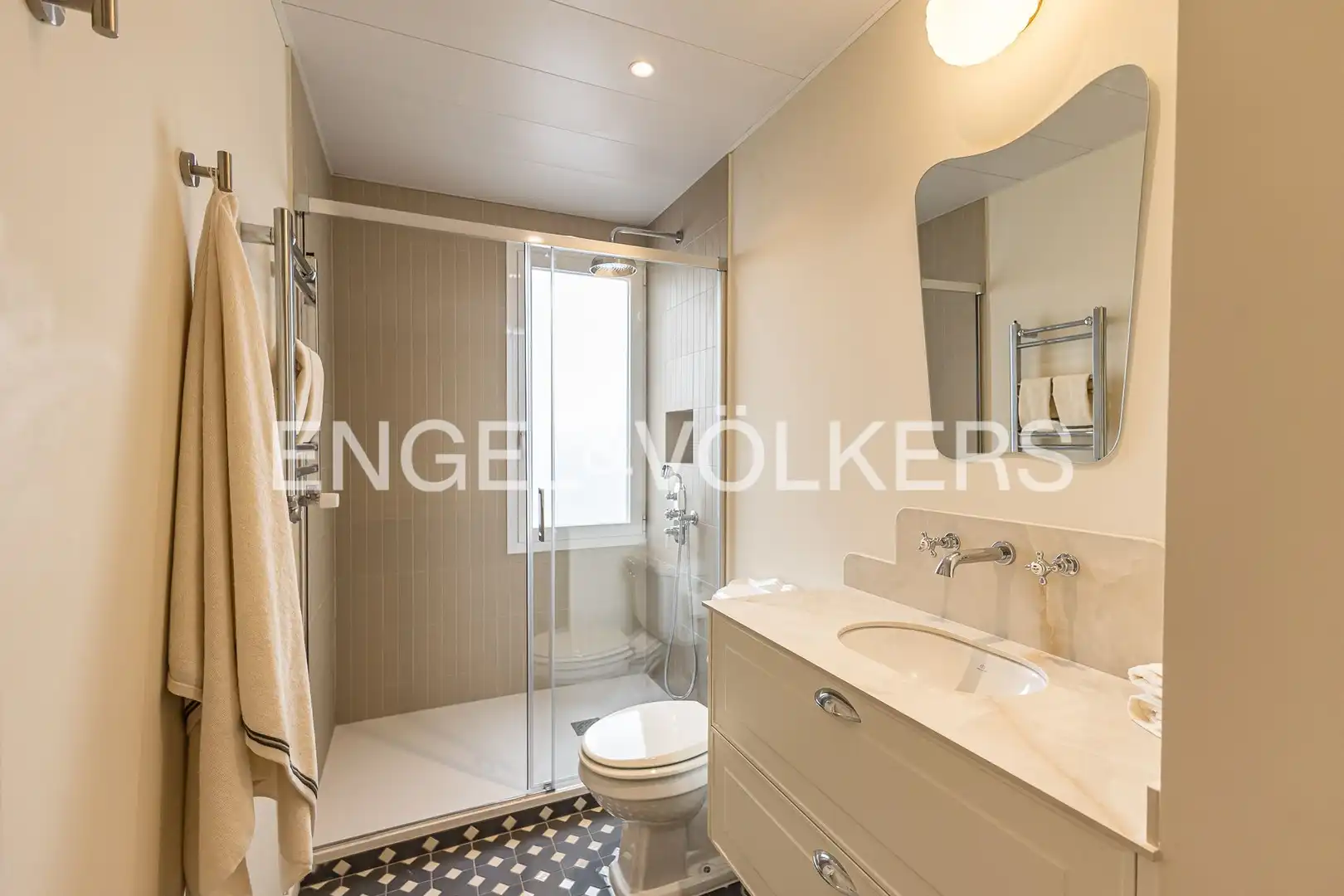 Bathroom of Flat for sale in Madrid  with Air Conditioner, Heating and Parquet flooring