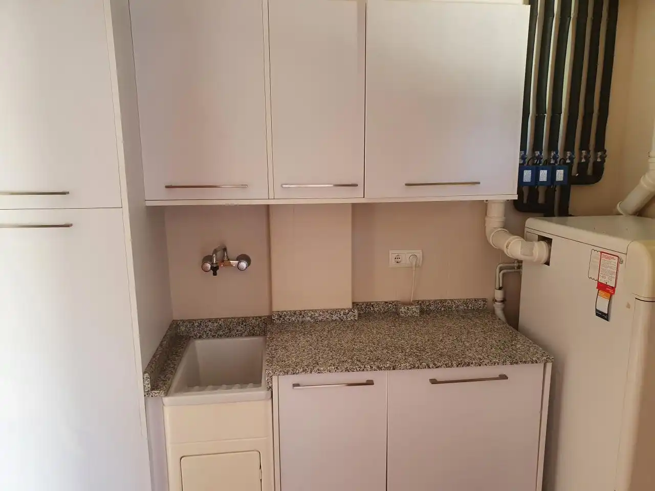 Cuina de Casa adosada en venda en Vigo  amb Calefacció, Jardí privat i Moblat