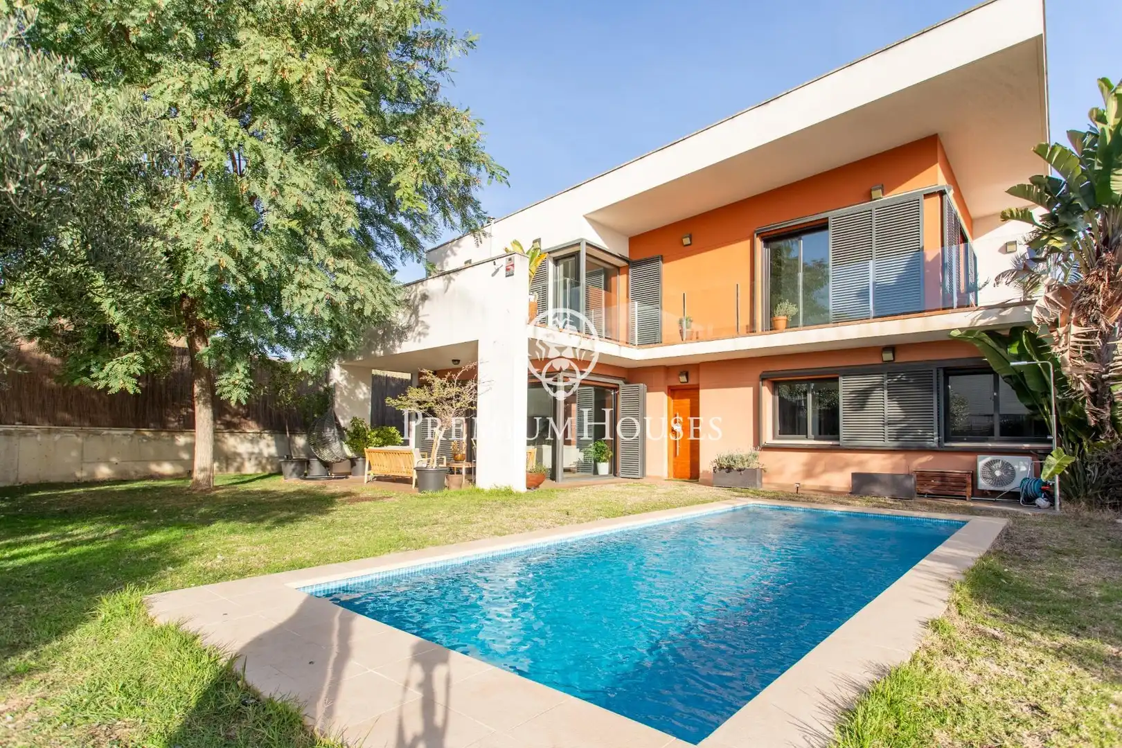 Vista exterior de Casa o xalet en venda en Mataró amb Aire condicionat, Parquet i Piscina