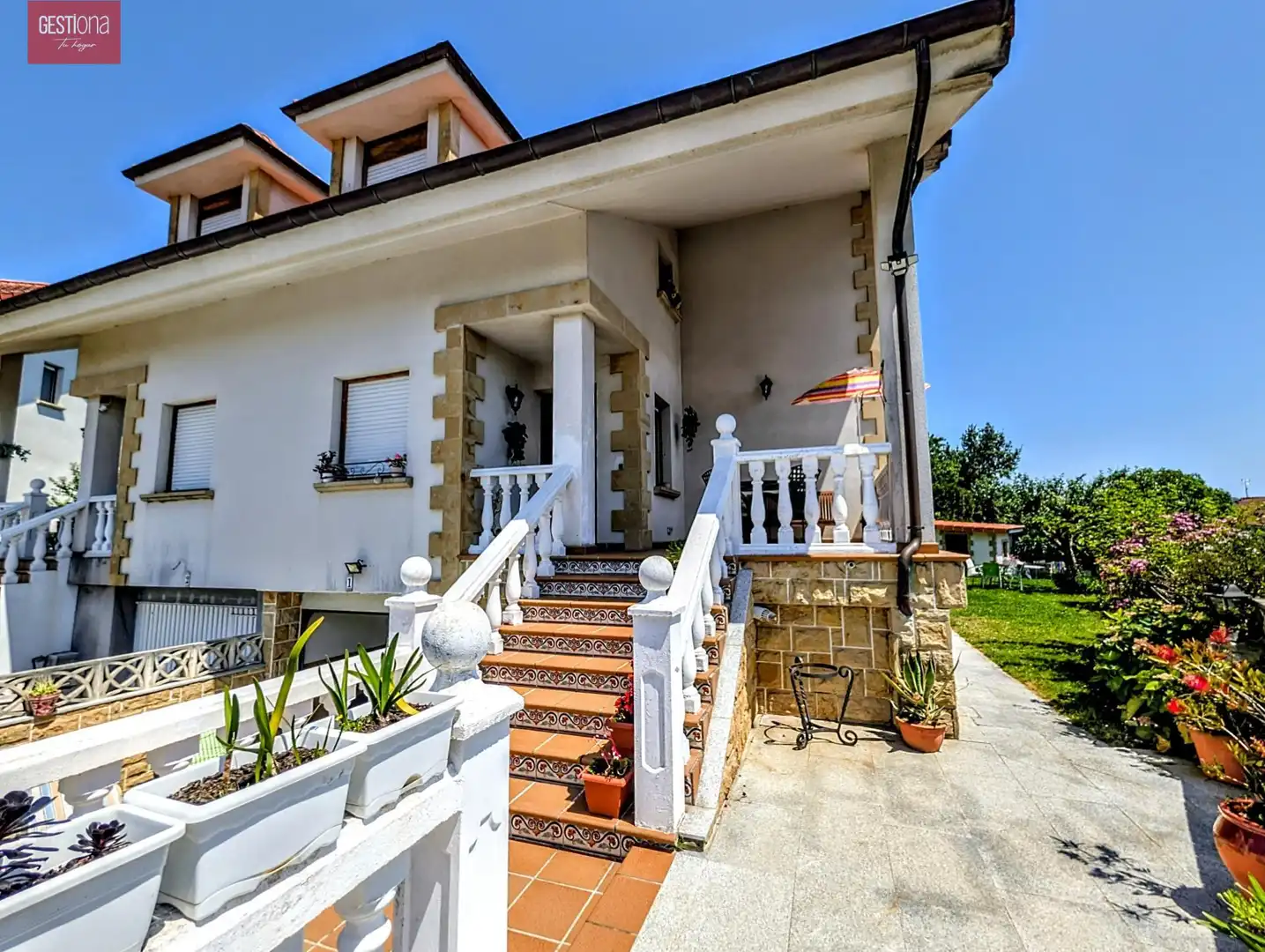 Vista exterior de Casa adosada en venta en Arnuero con Calefacción, Jardín privado y Terraza