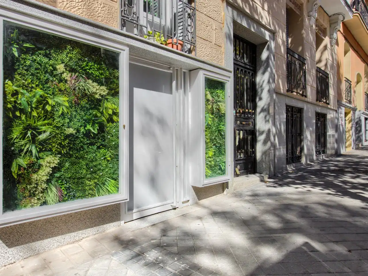 Vista exterior de Local en venda en Madrid amb Calefacció i Terrassa