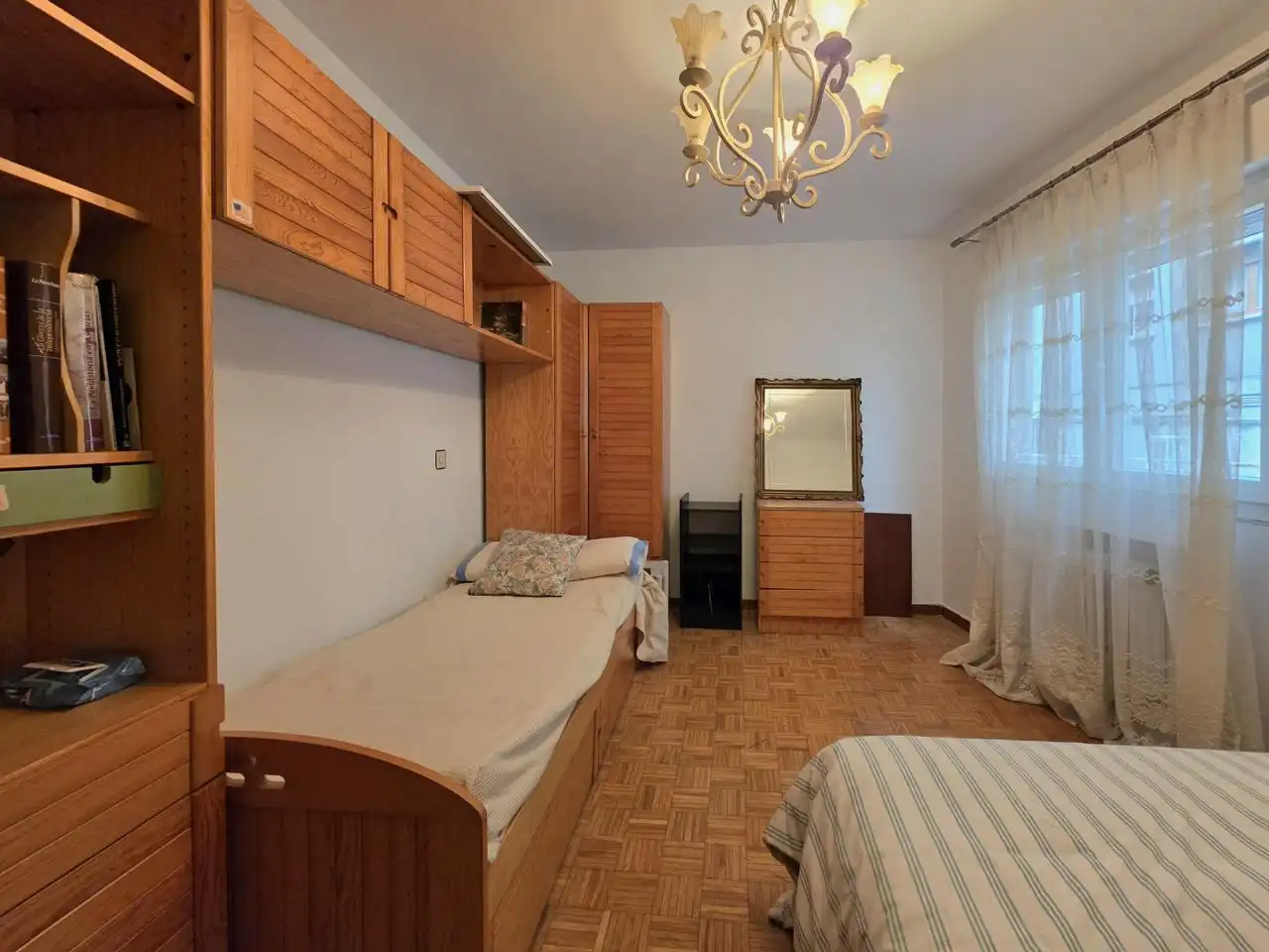 Habitación de Piso de alquiler en Oviedo  con Calefacción y Amueblado