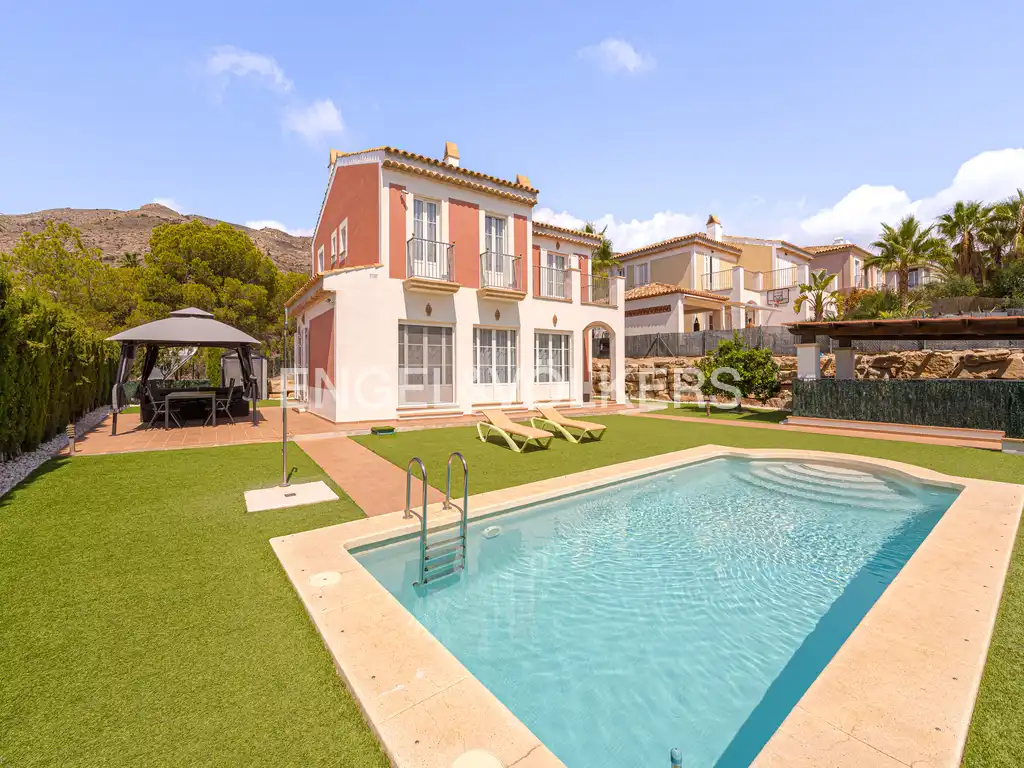 Casa con piscina en venta en Golf Bahía, imagen 2