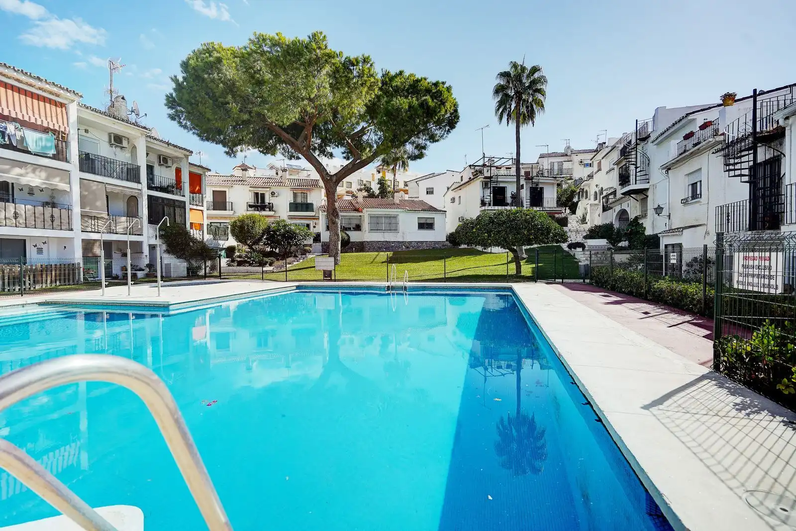 Piscina de Casa adosada en venta en Marbella con Aire acondicionado, Terraza y Amueblado