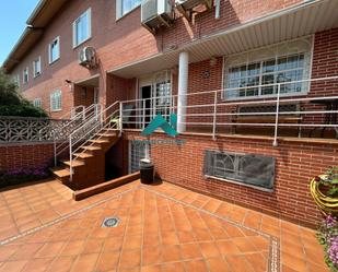 Vista exterior de Casa adosada en venda en Alcalá de Henares amb Aire condicionat, Calefacció i Jardí privat