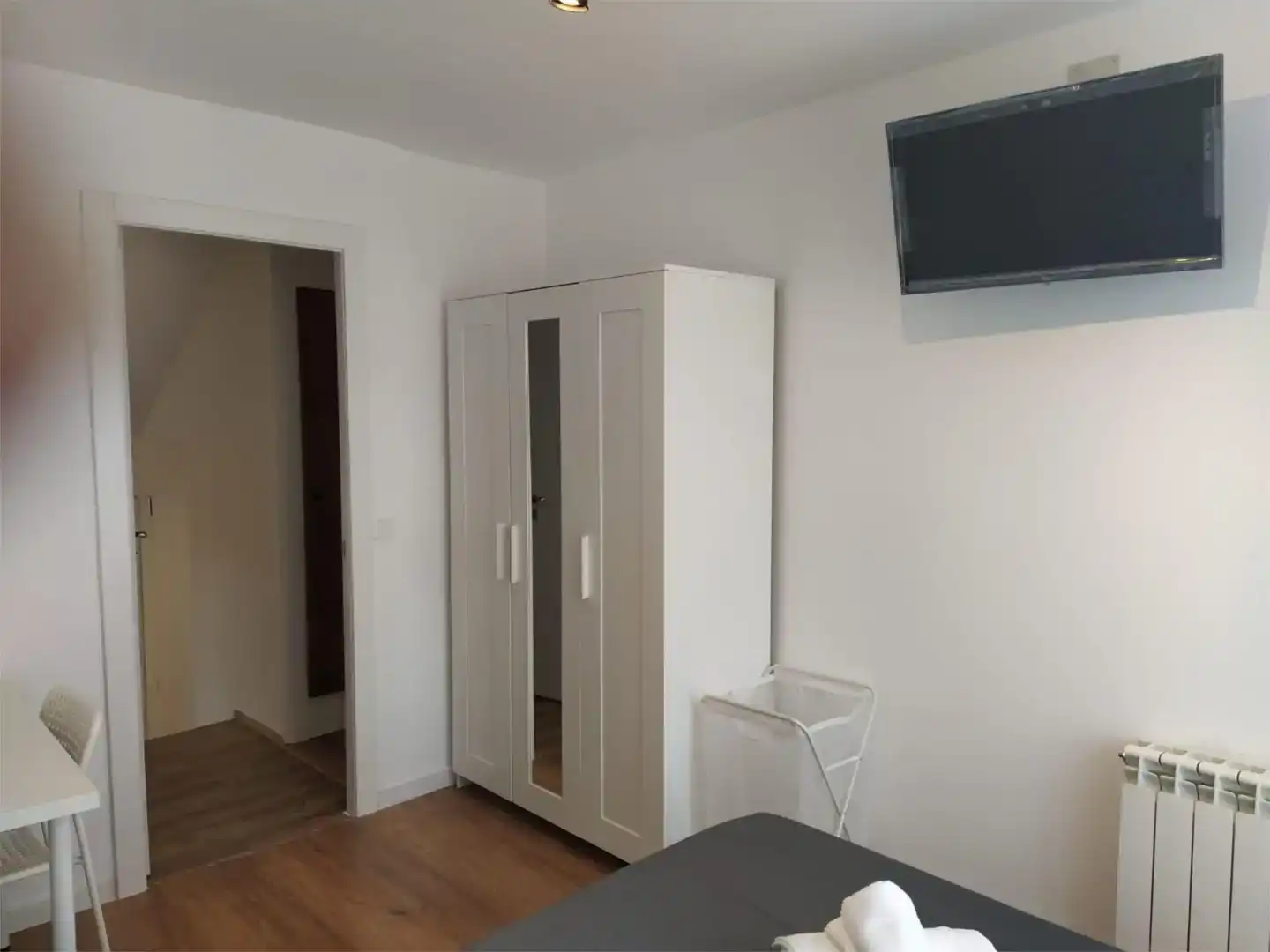 Bedroom of Houses for share in Zaragoza  with Private garden, Parquet flooring and Furnished