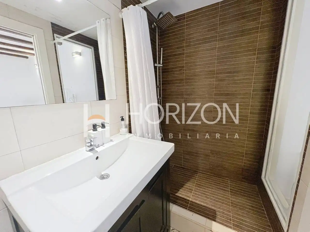 Bany de Apartament en venda en Barcelona amb Aire condicionat, Calefacció i Moblat
