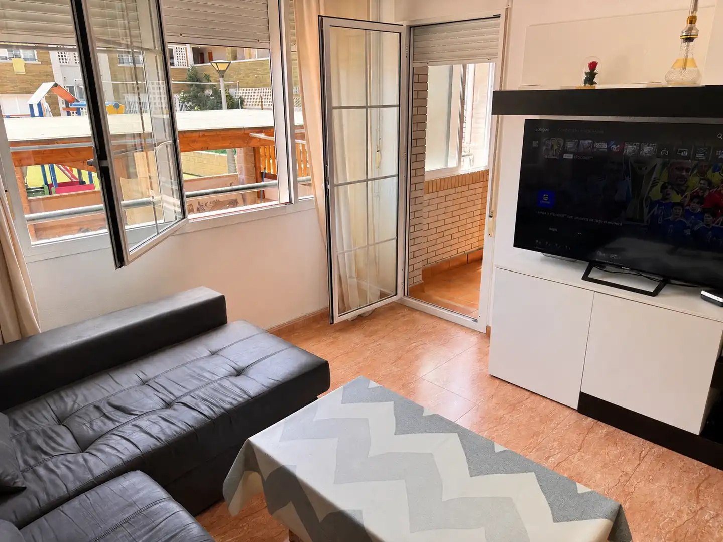 Sala d'estar de Pis en venda en Roquetas de Mar amb Aire condicionat, Terrassa i Piscina comunitària