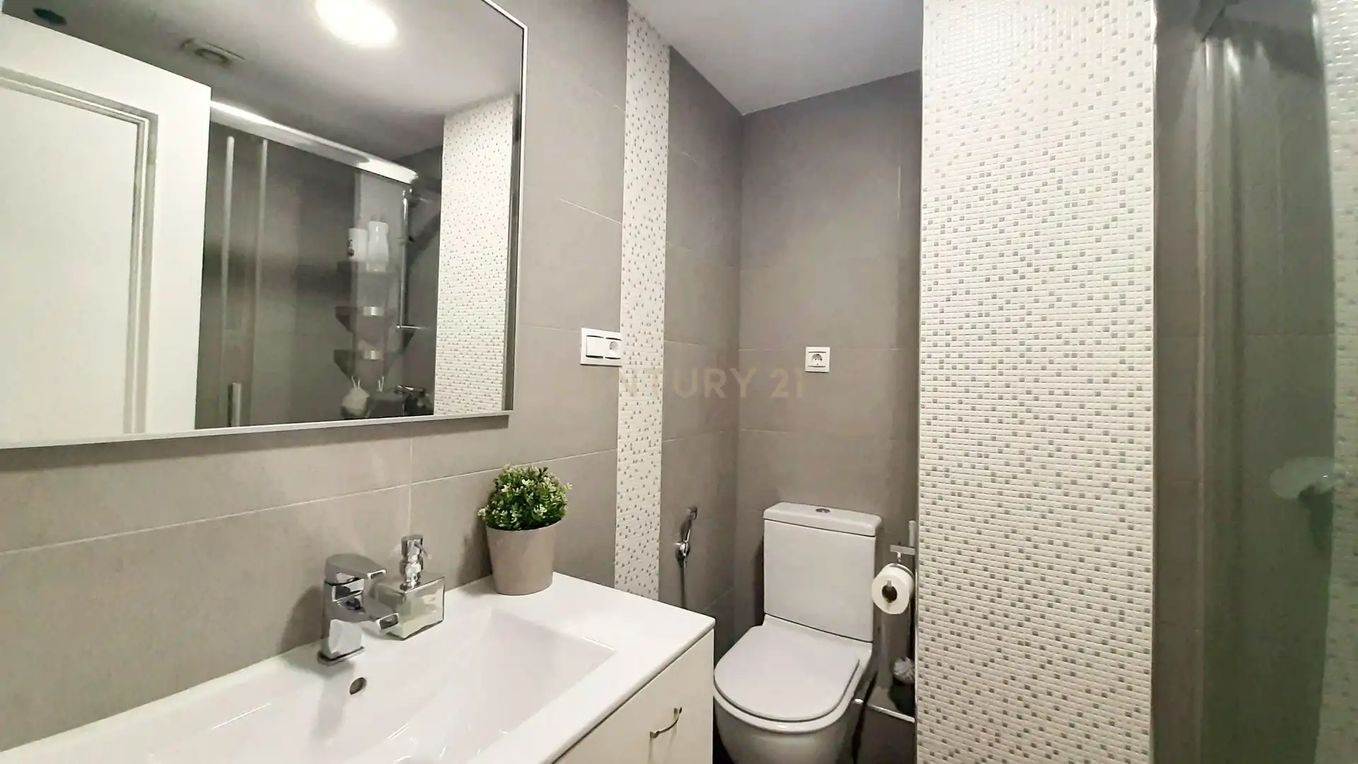 Bathroom of Flat for rent in Málaga  with Air Conditioner, Oven and Washing machine