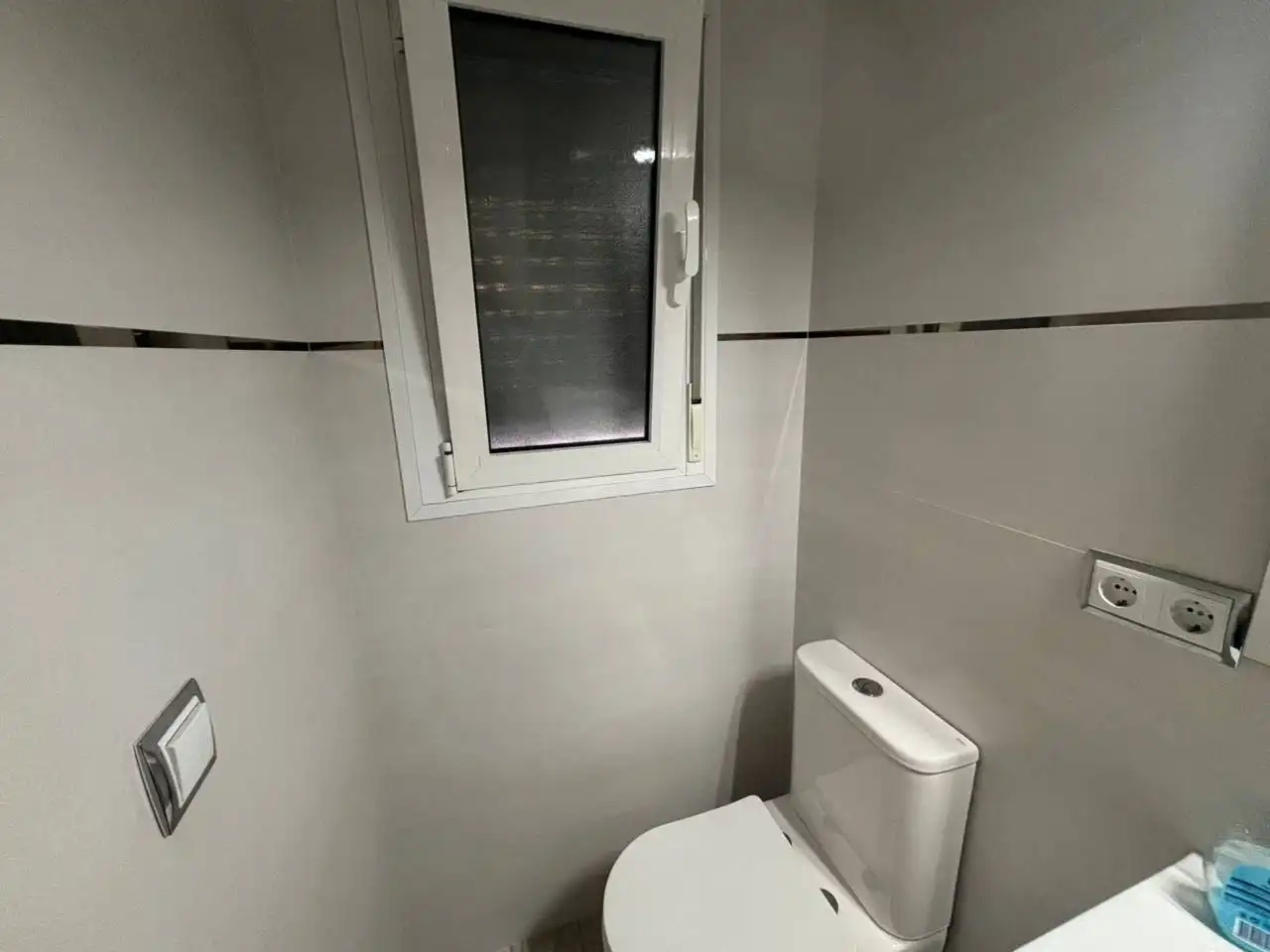 Baño de Casa adosada en venta en Dos Hermanas con Aire acondicionado, Calefacción y Jardín privado