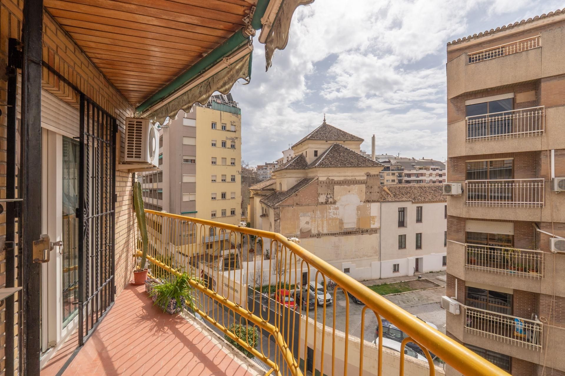 Vista exterior de Pis en venda en  Granada Capital amb Aire condicionat, Calefacció i Terrassa