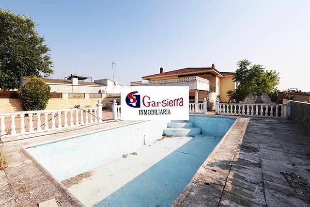 Vista exterior de Casa o chalet en venta en Yuncler con Calefacción, Jardín privado y Piscina