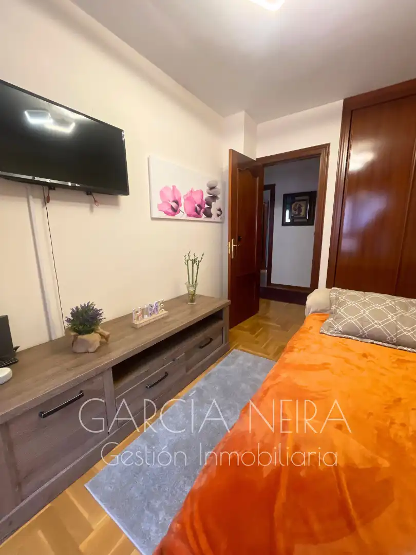 Dormitori de Pis en venda en Oviedo  amb Calefacció, Jardí privat i Parquet