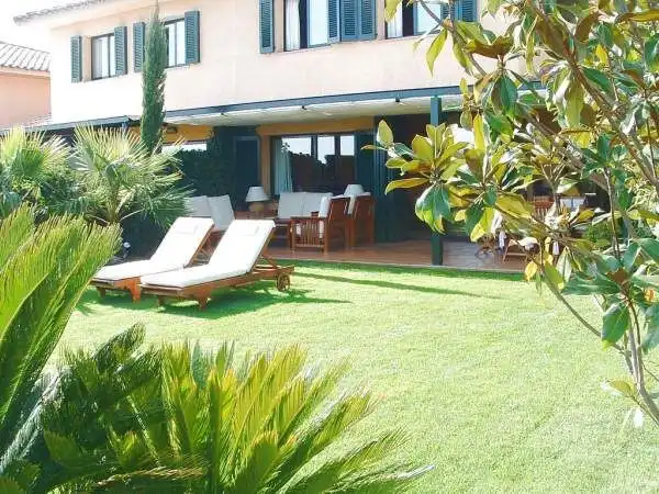 Terrasse von Einfamilien-Reihenhaus zum Verkauf in Navata mit Heizung, Privatgarten und Terrasse