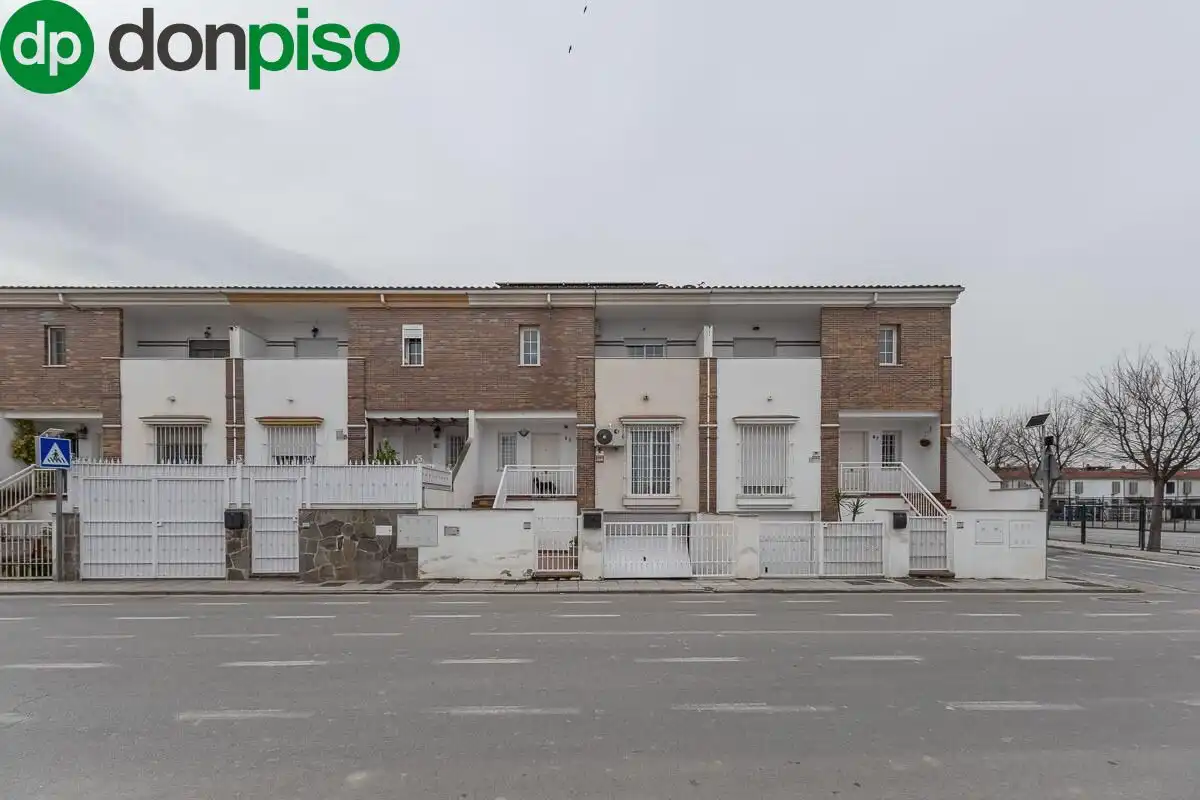 Adossat amb terrassa en venda a Calle VEGA (BE)