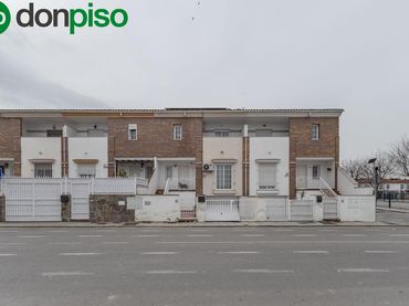 Adossat amb balcó en venda a Calle VEGA (BE)