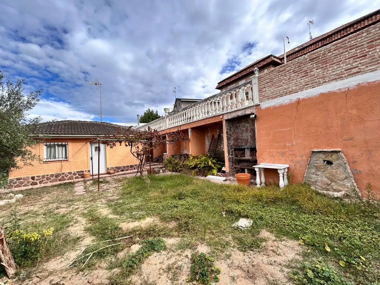 Vista exterior de Casa o xalet en venda en Santa Cruz del Retamar amb Aire condicionat, Calefacció i Jardí privat